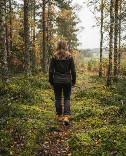 Person går på en mossig skogsstig i västsvensk höstnatur i Canyon Barefoot Boots